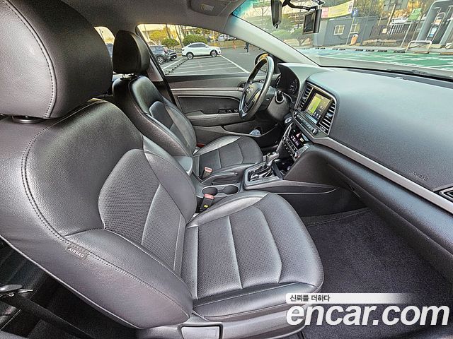 Hyundai AVANTE 2017 — photo 10