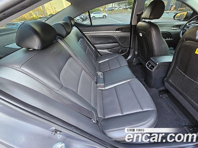 Hyundai AVANTE 2017 — photo 13