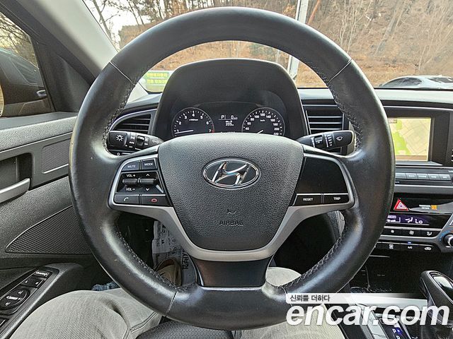 Hyundai AVANTE 2017 — photo 18