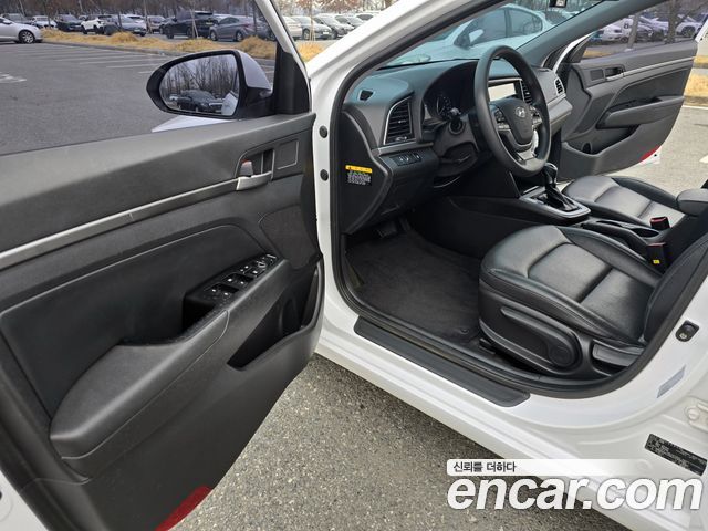 Hyundai AVANTE 2018 — photo 11