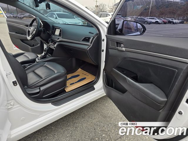 Hyundai AVANTE 2018 — photo 12