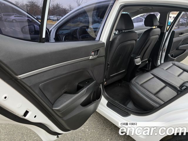Hyundai AVANTE 2018 — photo 13