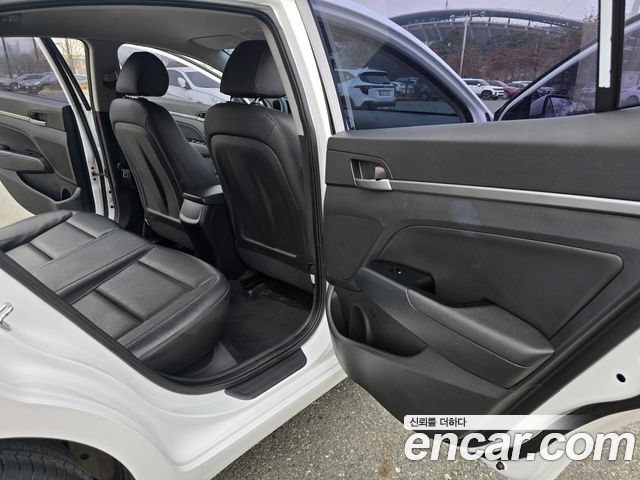 Hyundai AVANTE 2018 — photo 14