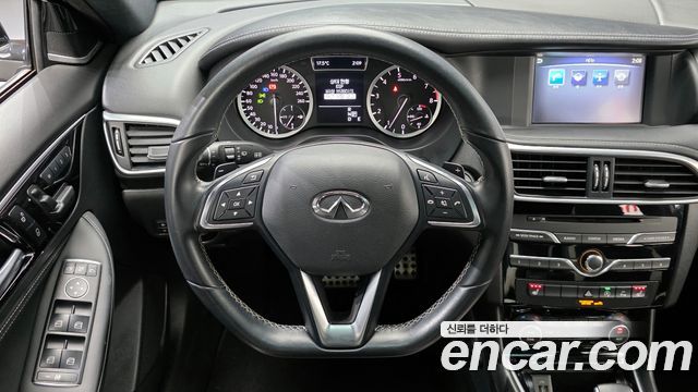 Infiniti Q30 2017 — photo 13