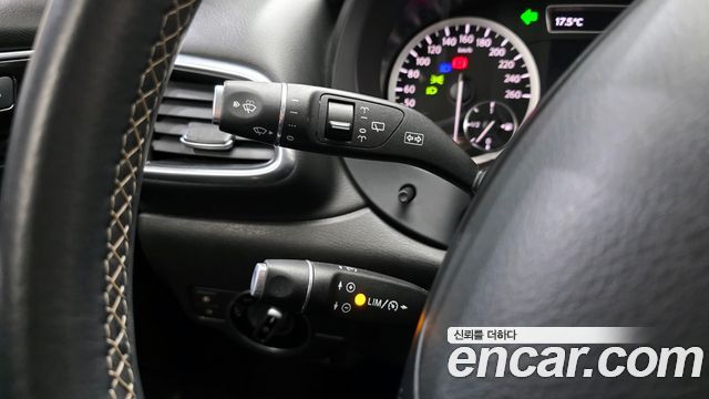 Infiniti Q30 2017 — photo 16