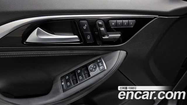 Infiniti Q30 2017 — photo 18