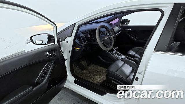 Kia K3 2015 — photo 10