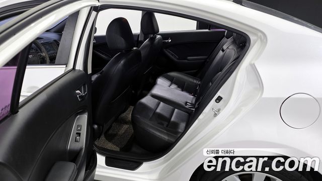 Kia K3 2015 — photo 11