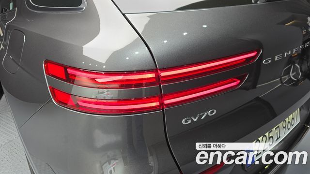 Genesis GV70 2025 — photo 9