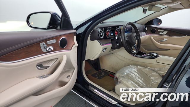 Mercedes-Benz E-Class 2017 — photo 10
