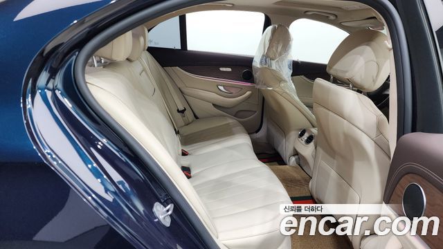 Mercedes-Benz E-Class 2017 — photo 11