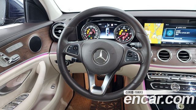 Mercedes-Benz E-Class 2017 — photo 12