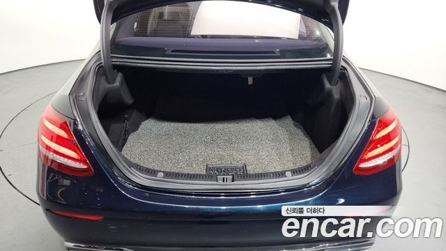 Mercedes-Benz E-Class 2017 — photo 20