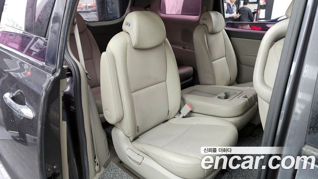 Kia Canival 2016 — photo 12