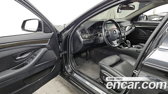 BMW 5-Series 2015 — photo 10