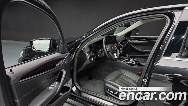 BMW 5-Series 2019 — photo 10