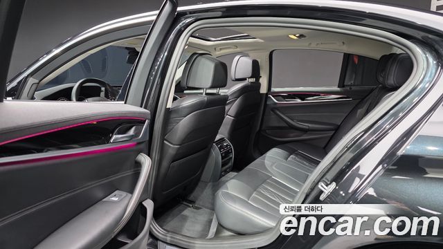BMW 5-Series 2019 — photo 11
