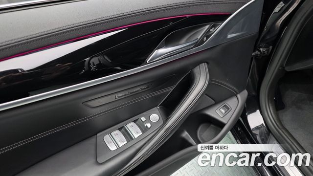 BMW 5-Series 2019 — photo 19