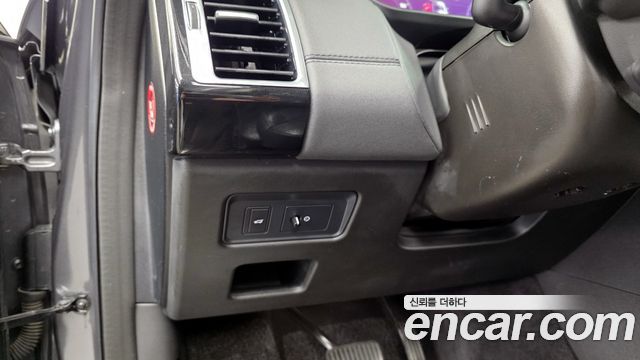Land Rover Discovery 2018 — photo 16