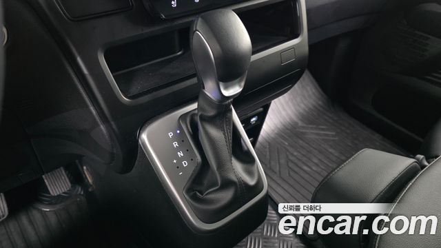 Hyundai Staria 2025 — photo 9
