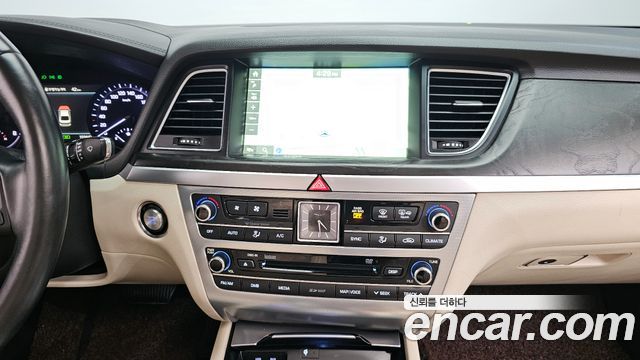 Genesis G80 2017 — photo 17