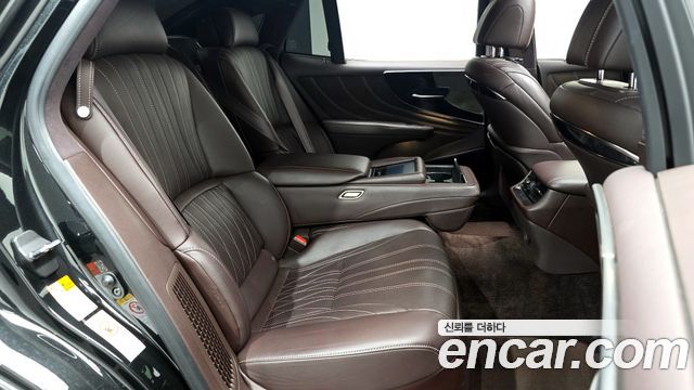 Lexus LS 2018 — photo 12