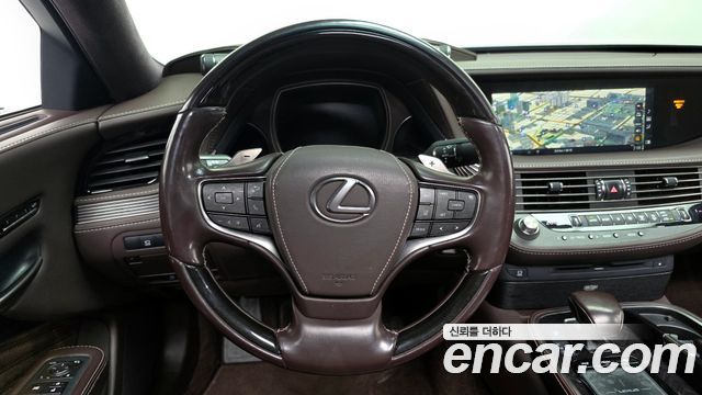 Lexus LS 2018 — photo 13