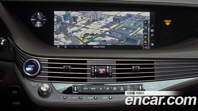 Lexus LS 2018 — photo 14