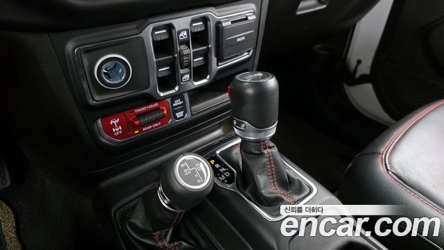 Jeep Wrangler 2021 — photo 12