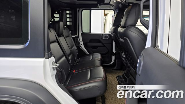 Jeep Wrangler 2021 — photo 18