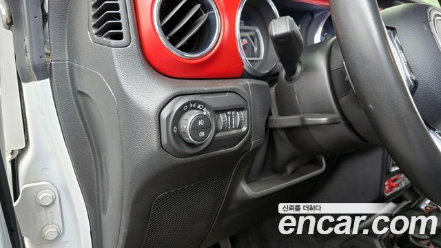 Jeep Wrangler 2021 — photo 23