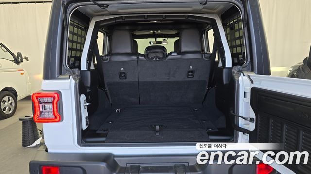Jeep Wrangler 2021 — photo 26