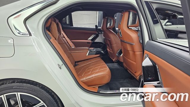 BMW 7-Series 2024 — photo 18