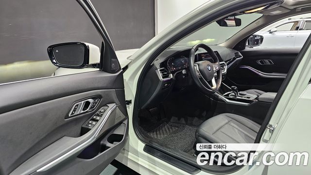 BMW 3-Series 2019 — photo 10