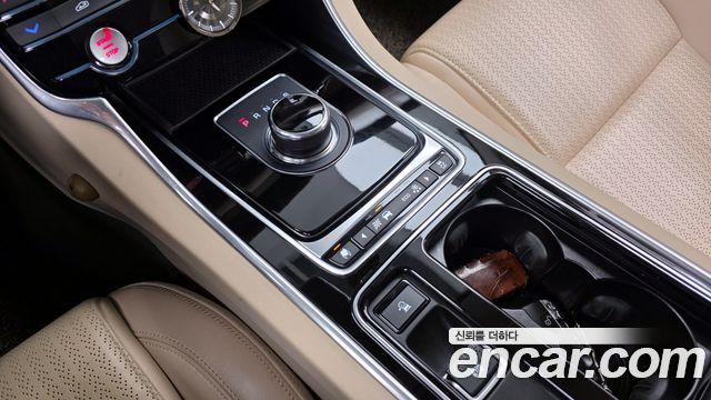 Jaguar XF 2017 — photo 9