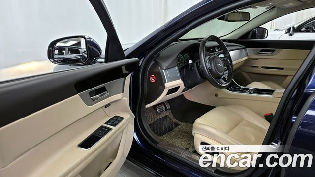 Jaguar XF 2017 — photo 10