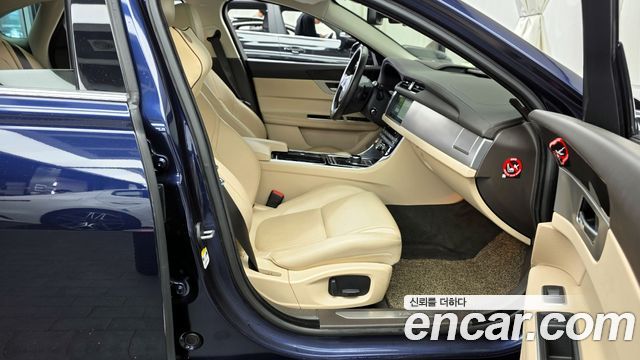 Jaguar XF 2017 — photo 11