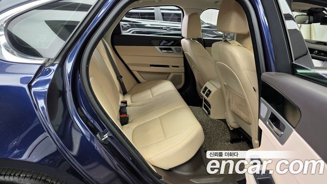 Jaguar XF 2017 — photo 12