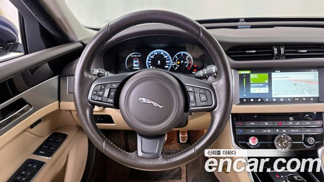 Jaguar XF 2017 — photo 13
