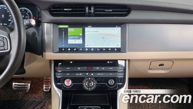 Jaguar XF 2017 — photo 14