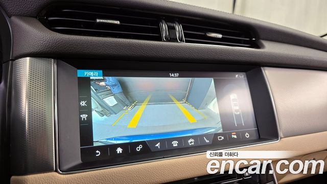 Jaguar XF 2017 — photo 15