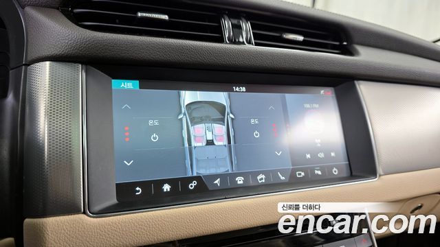 Jaguar XF 2017 — photo 16