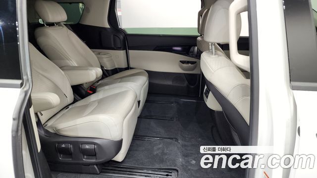 Kia Canival 2021 — photo 16
