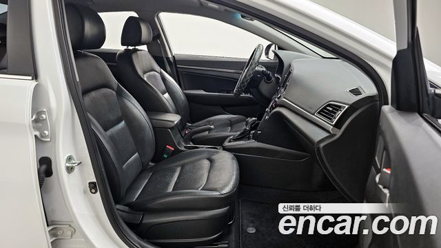Hyundai AVANTE 2016 — photo 11