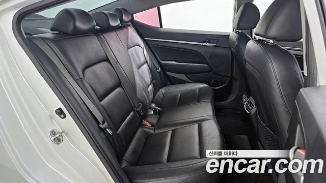 Hyundai AVANTE 2016 — photo 12