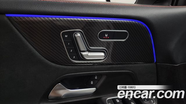 Mercedes-Benz GLB-Class 2020 — photo 30