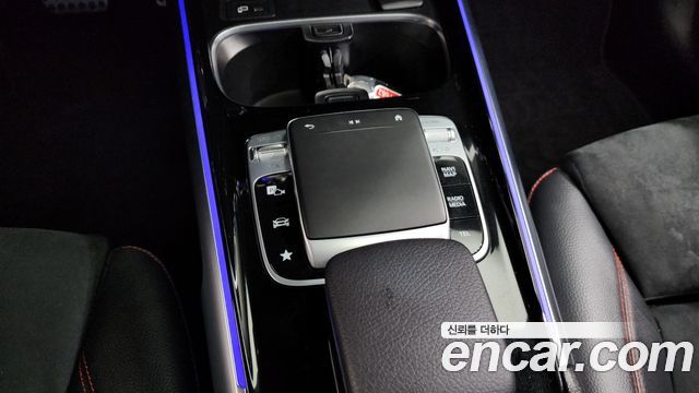 Mercedes-Benz GLB-Class 2020 — photo 34