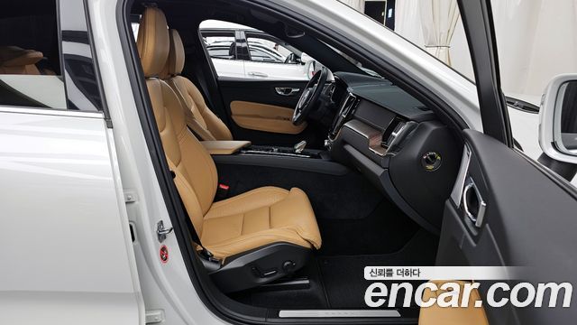 Volvo XC60 2021 — photo 17