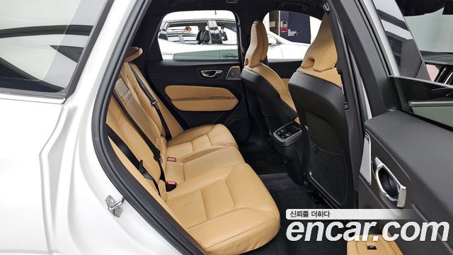 Volvo XC60 2021 — photo 18