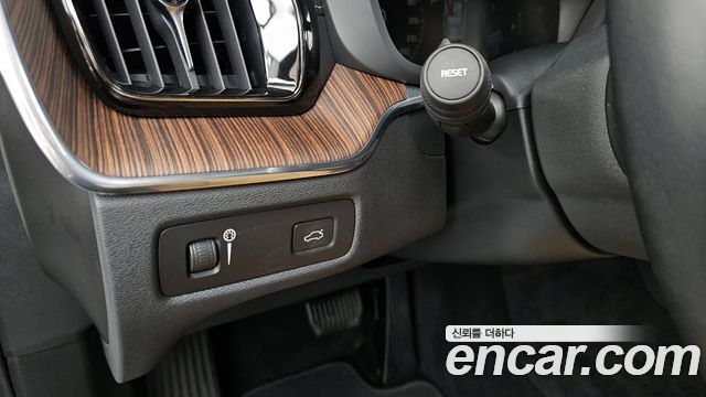 Volvo XC60 2021 — photo 28